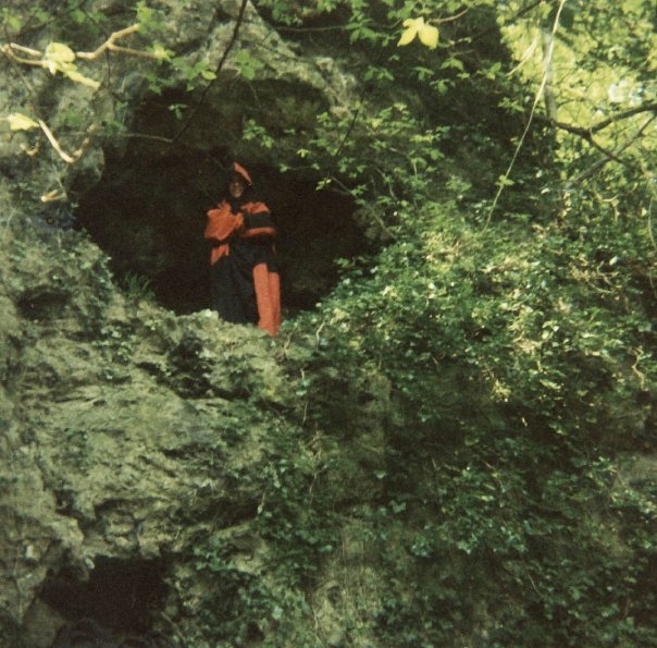 Someone in a cave - looks like an SFB/Heroquest costume?
